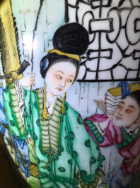 Un vase en porcelaine de Chine famille rose &agrave; double d&eacute;cor, 19/20&egrave;me